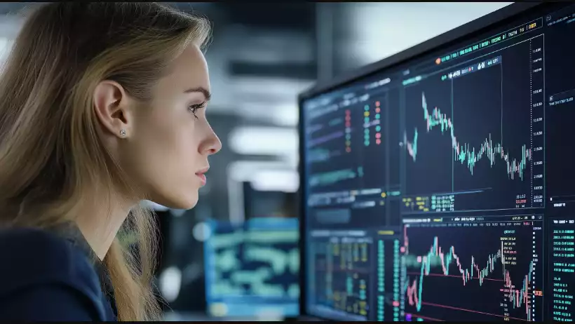 Mulher na frente do computador fazendo trading